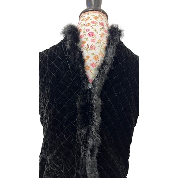 ✨ Chico’s Black Velvet Faux Fur Trim Vest Size 1 Quilted Luxe Boho Retro - Picture 3 of 4